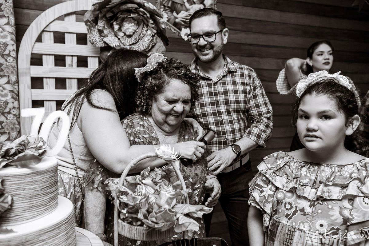 fotografia de Aniversario adulto, festa de 70 anos de Marcelo no condominio Buena Vista em Parnamirim, com tema de festa junina, São João com trio de sanfoneiro, homenagem e muito carinho de familiares e amigos. 
