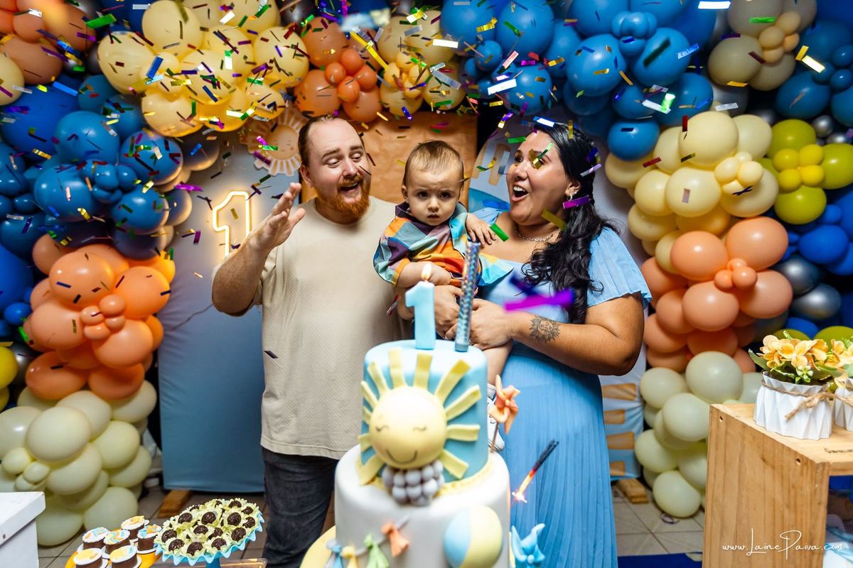 fotografia de Aniversario infantil, festa de 1 ano de Raul no Celebrar Receções em Parnamirim, com tema primeira volta ao sol, brincadeiras, piscina, piquinique diversão para as crianças e muito carinho de familiares e amigos.
