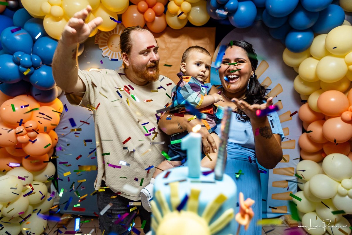 fotografia de Aniversario infantil, festa de 1 ano de Raul no Celebrar Receções em Parnamirim, com tema primeira volta ao sol, brincadeiras, piscina, piquinique diversão para as crianças e muito carinho de familiares e amigos.