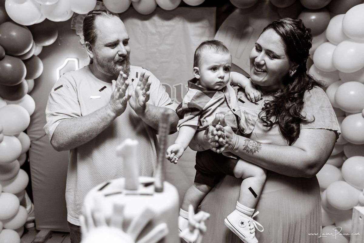 fotografia de Aniversario infantil, festa de 1 ano de Raul no Celebrar Receções em Parnamirim, com tema primeira volta ao sol, brincadeiras, piscina, piquinique diversão para as crianças e muito carinho de familiares e amigos.