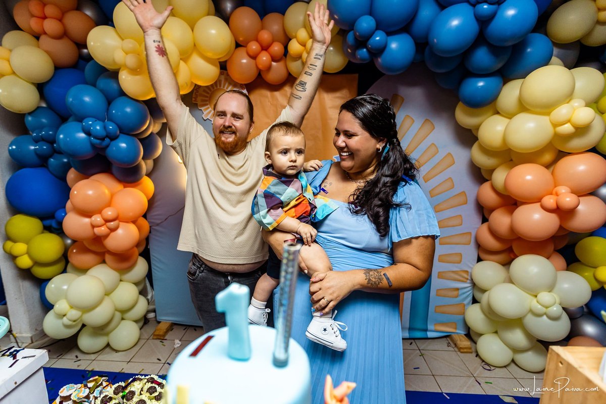 fotografia de Aniversario infantil, festa de 1 ano de Raul no Celebrar Receções em Parnamirim, com tema primeira volta ao sol, brincadeiras, piscina, piquinique diversão para as crianças e muito carinho de familiares e amigos.