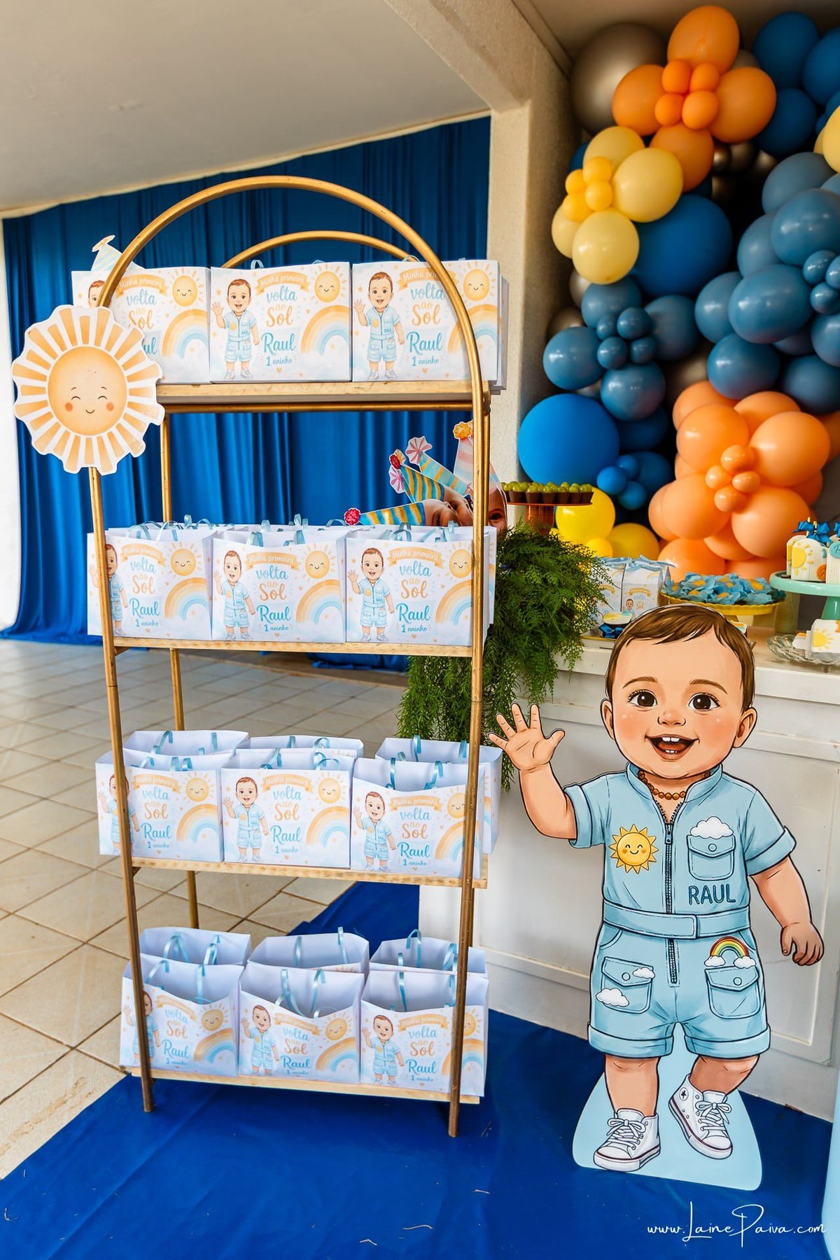fotografia de Aniversario infantil, festa de 1 ano de Raul no Celebrar Receções em Parnamirim, com tema primeira volta ao sol, brincadeiras, piscina, piquinique diversão para as crianças e muito carinho de familiares e amigos.