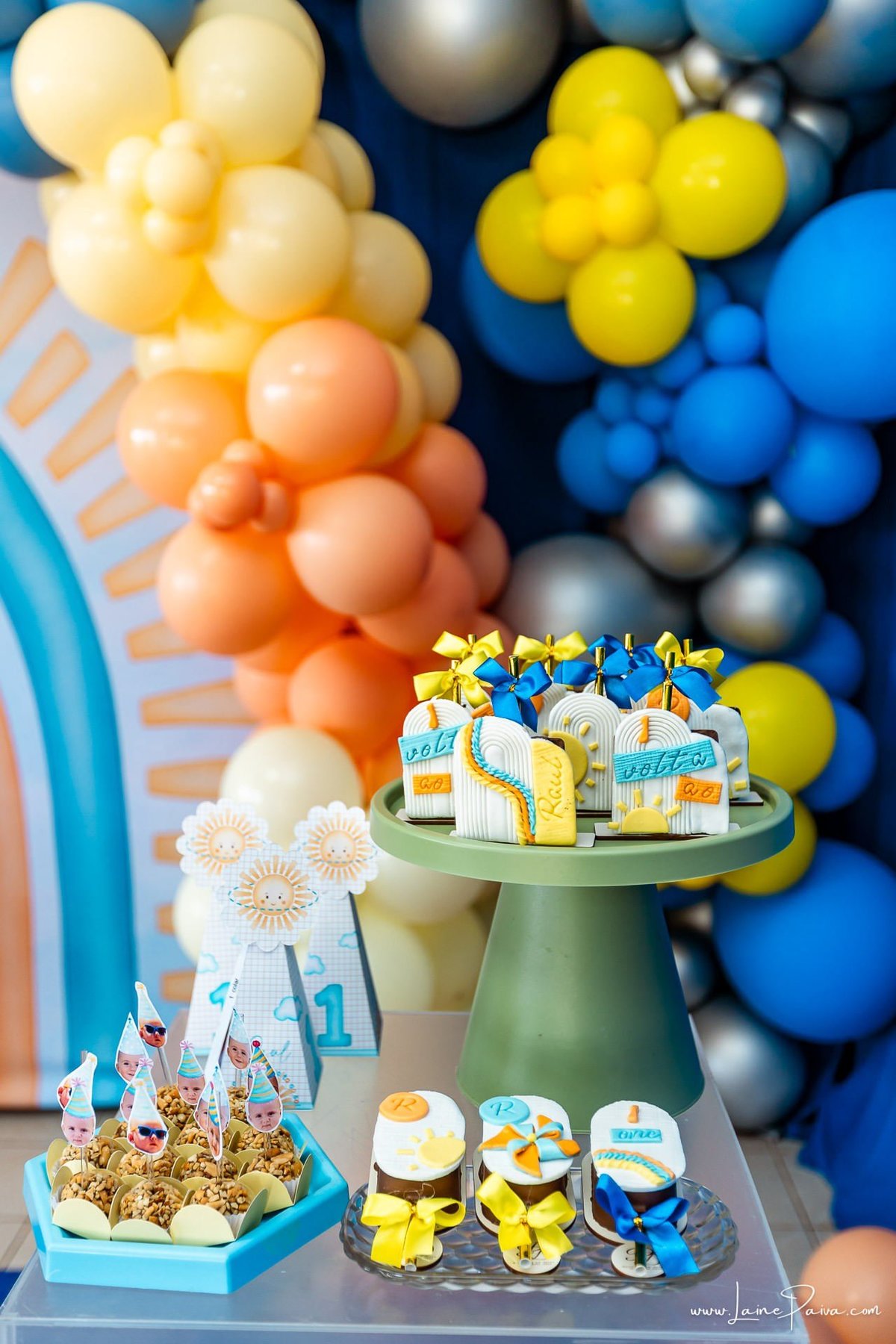 fotografia de Aniversario infantil, festa de 1 ano de Raul no Celebrar Receções em Parnamirim, com tema primeira volta ao sol, brincadeiras, piscina, piquinique diversão para as crianças e muito carinho de familiares e amigos.