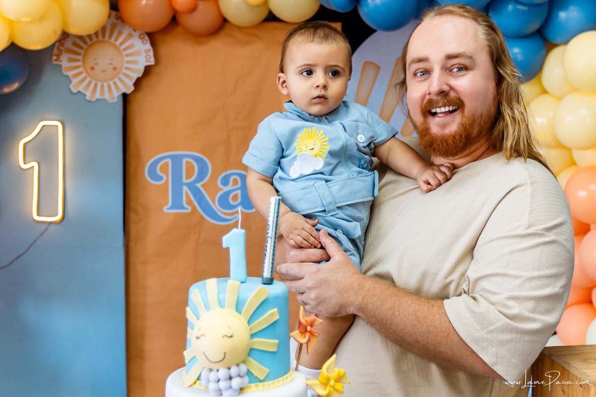 fotografia de Aniversario infantil, festa de 1 ano de Raul no Celebrar Receções em Parnamirim, com tema primeira volta ao sol, brincadeiras, piscina, piquinique diversão para as crianças e muito carinho de familiares e amigos.
