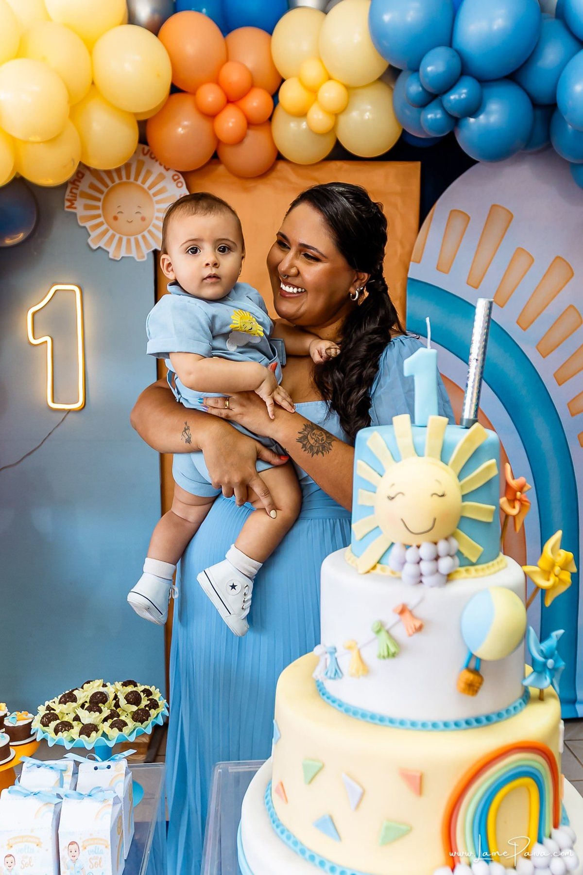 fotografia de Aniversario infantil, festa de 1 ano de Raul no Celebrar Receções em Parnamirim, com tema primeira volta ao sol, brincadeiras, piscina, piquinique diversão para as crianças e muito carinho de familiares e amigos.
