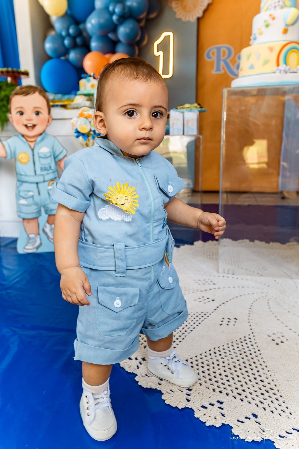 fotografia de Aniversario infantil, festa de 1 ano de Raul no Celebrar Receções em Parnamirim, com tema primeira volta ao sol, brincadeiras, piscina, piquinique diversão para as crianças e muito carinho de familiares e amigos.