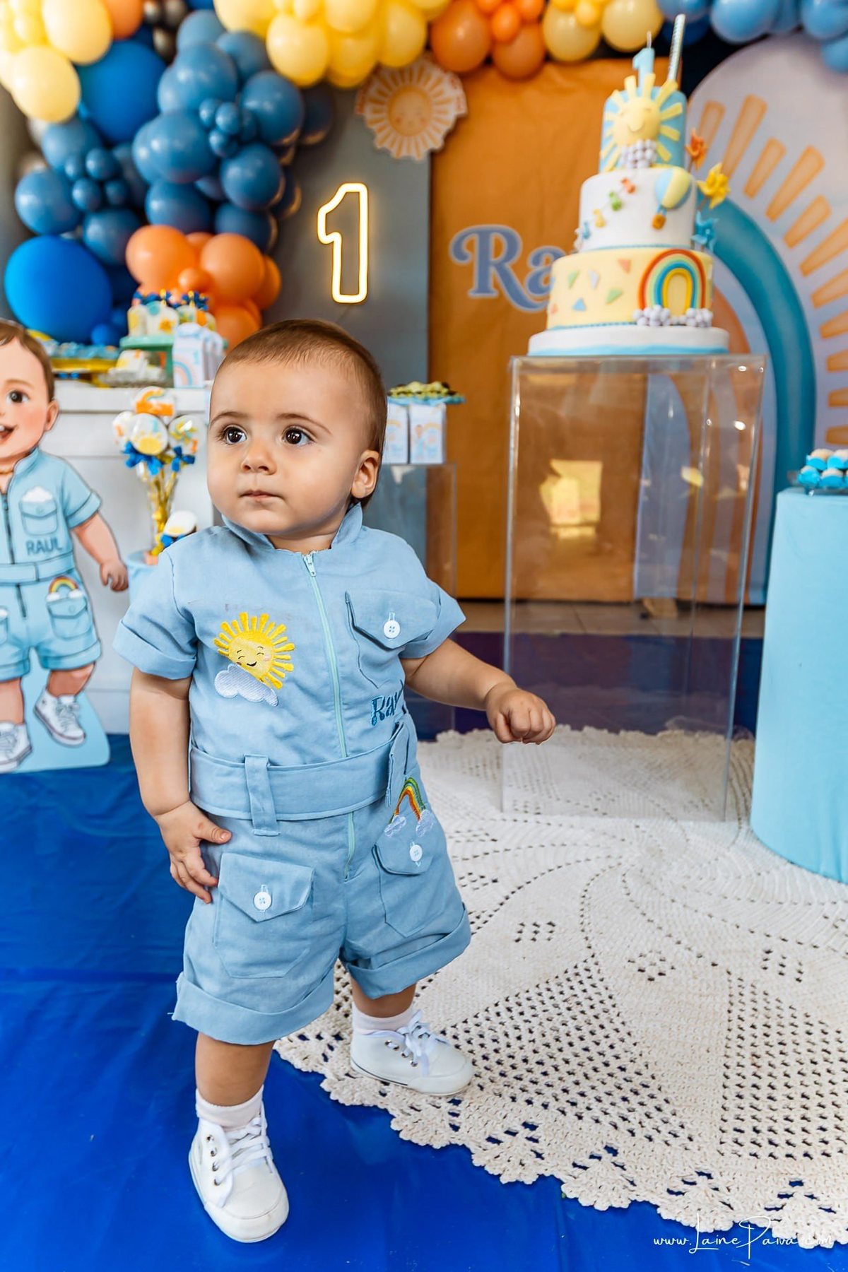 fotografia de Aniversario infantil, festa de 1 ano de Raul no Celebrar Receções em Parnamirim, com tema primeira volta ao sol, brincadeiras, piscina, piquinique diversão para as crianças e muito carinho de familiares e amigos.