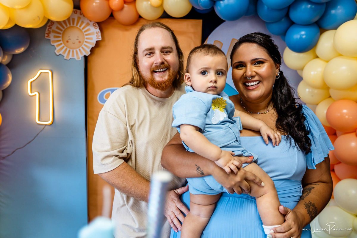 fotografia de Aniversario infantil, festa de 1 ano de Raul no Celebrar Receções em Parnamirim, com tema primeira volta ao sol, brincadeiras, piscina, piquinique diversão para as crianças e muito carinho de familiares e amigos.