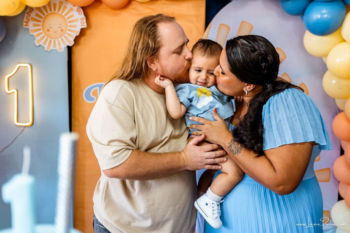 fotografia de Aniversario infantil, festa de 1 ano de Raul no Celebrar Receções em Parnamirim, com tema primeira volta ao sol, brincadeiras, piscina, piquinique diversão para as crianças e muito carinho de familiares e amigos.