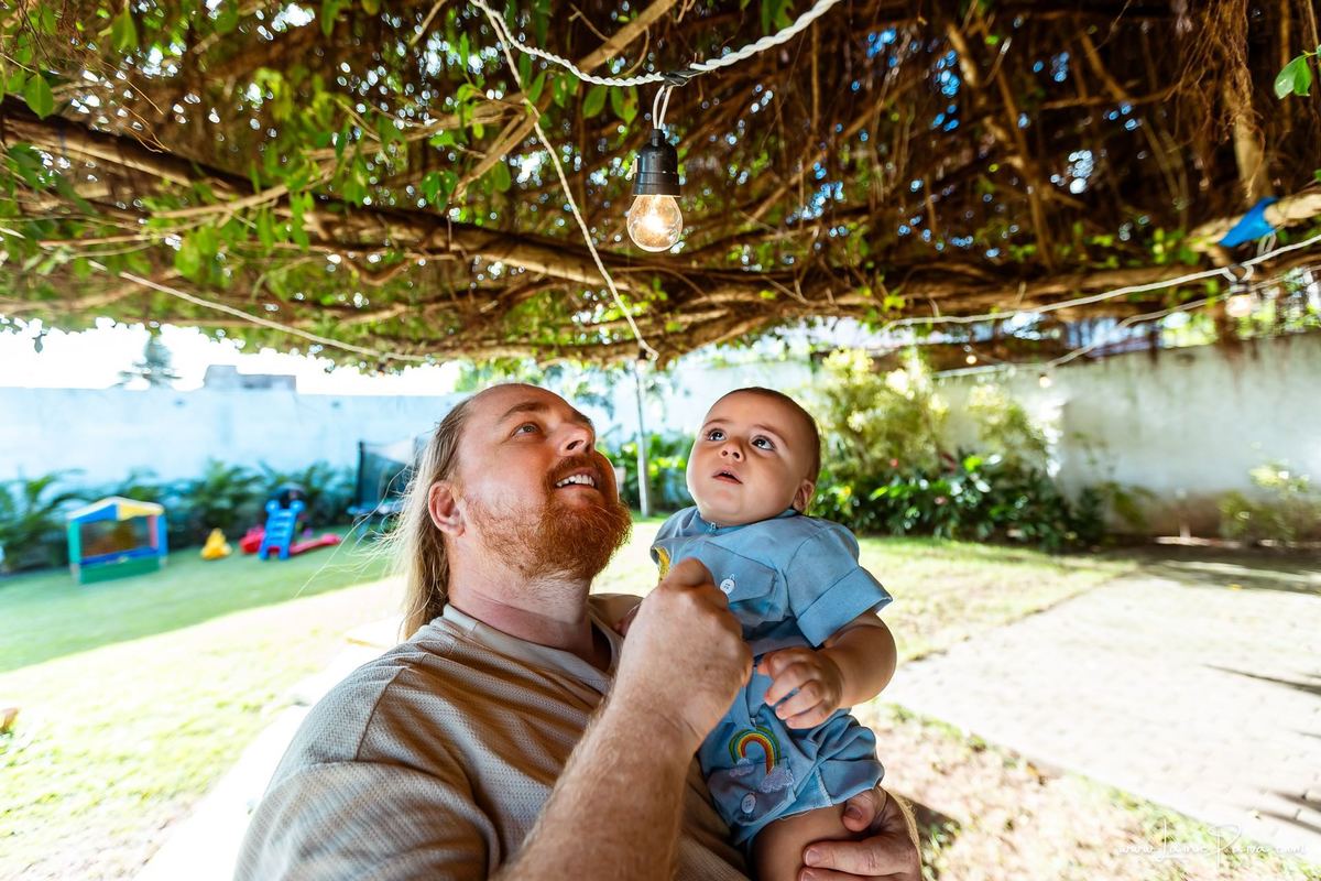 fotografia de Aniversario infantil, festa de 1 ano de Raul no Celebrar Receções em Parnamirim, com tema primeira volta ao sol, brincadeiras, piscina, piquinique diversão para as crianças e muito carinho de familiares e amigos.