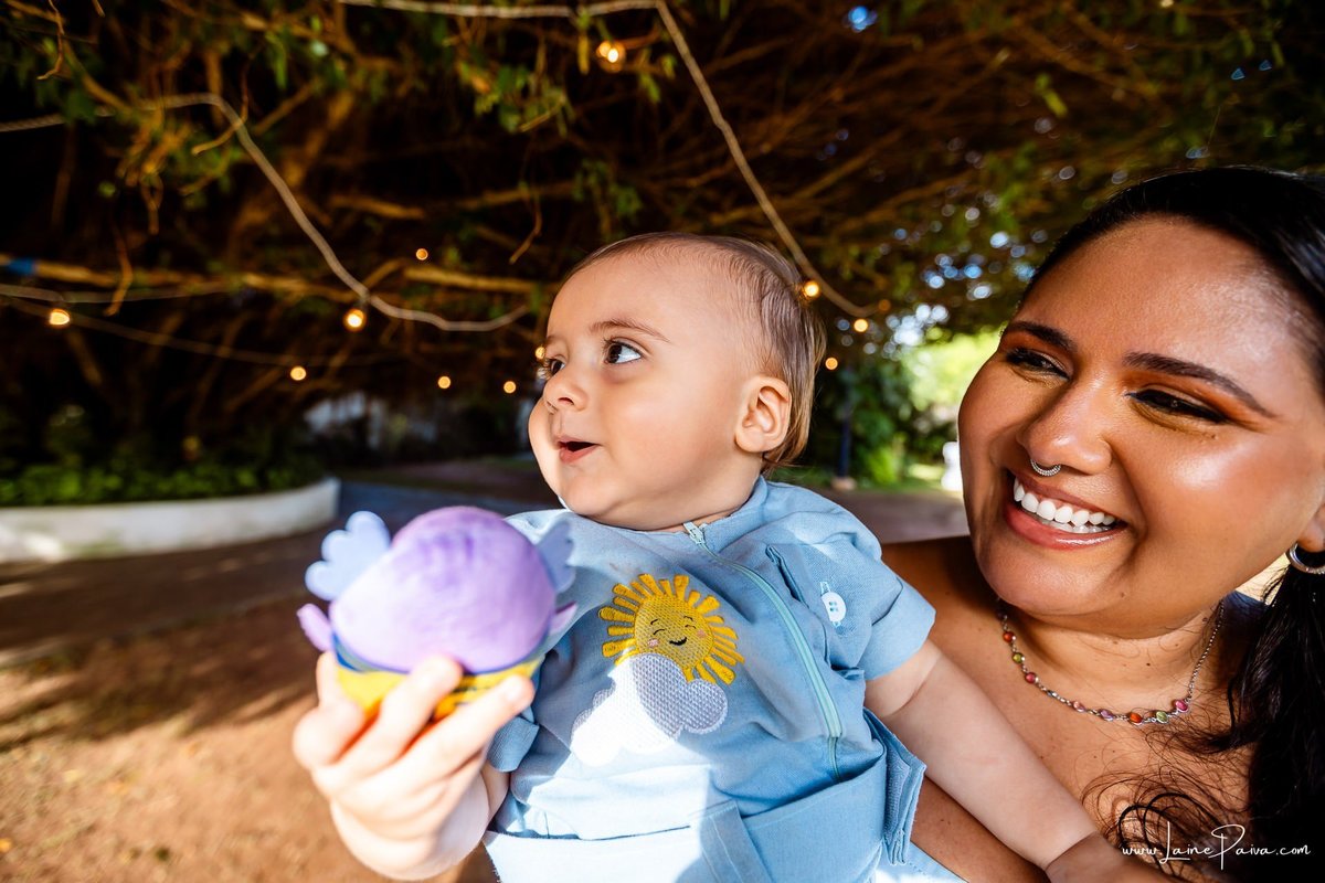 fotografia de Aniversario infantil, festa de 1 ano de Raul no Celebrar Receções em Parnamirim, com tema primeira volta ao sol, brincadeiras, piscina, piquinique diversão para as crianças e muito carinho de familiares e amigos.