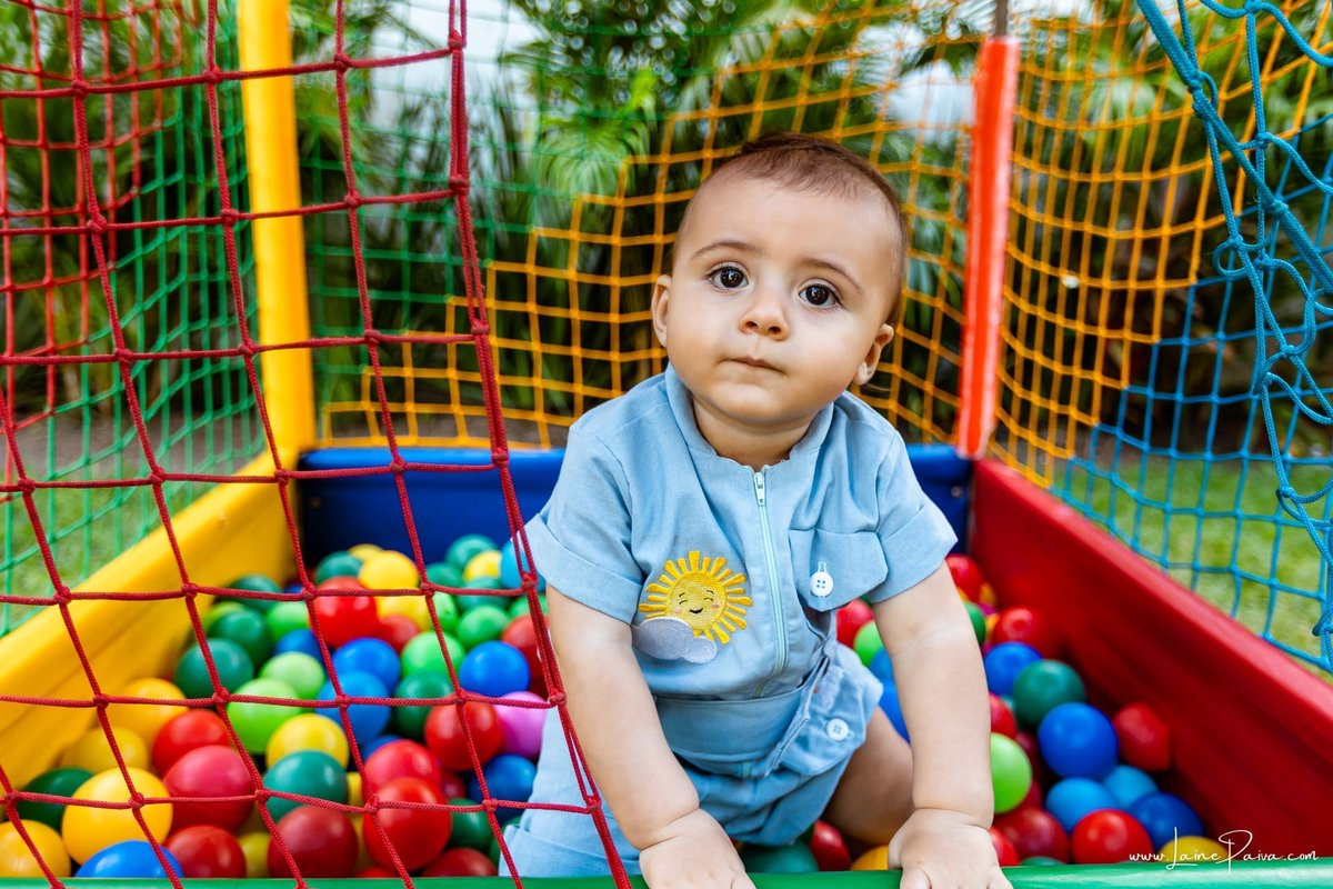 fotografia de Aniversario infantil, festa de 1 ano de Raul no Celebrar Receções em Parnamirim, com tema primeira volta ao sol, brincadeiras, piscina, piquinique diversão para as crianças e muito carinho de familiares e amigos.
