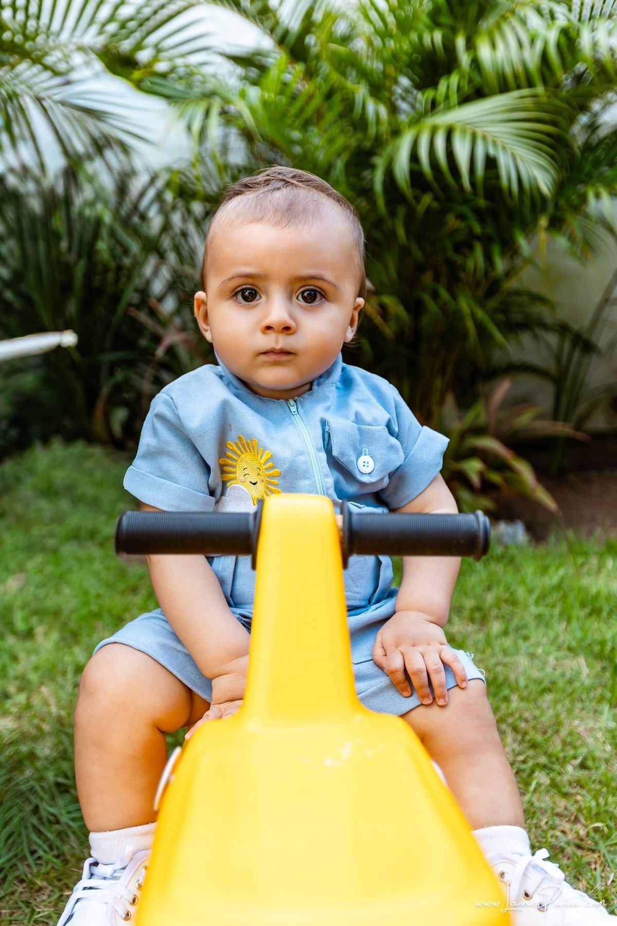 fotografia de Aniversario infantil, festa de 1 ano de Raul no Celebrar Receções em Parnamirim, com tema primeira volta ao sol, brincadeiras, piscina, piquinique diversão para as crianças e muito carinho de familiares e amigos.