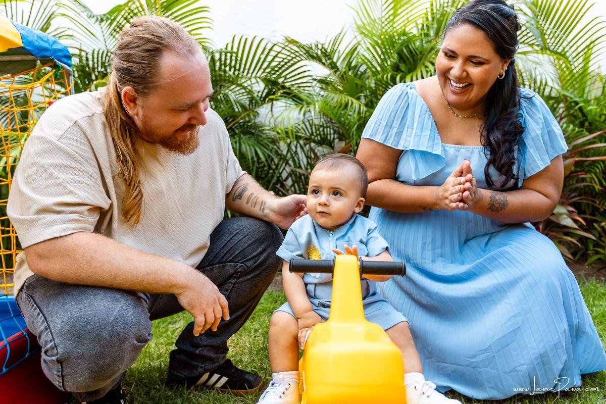 fotografia de Aniversario infantil, festa de 1 ano de Raul no Celebrar Receções em Parnamirim, com tema primeira volta ao sol, brincadeiras, piscina, piquinique diversão para as crianças e muito carinho de familiares e amigos.