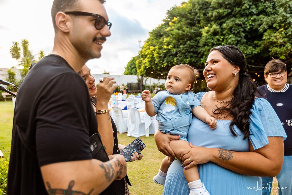 fotografia de Aniversario infantil, festa de 1 ano de Raul no Celebrar Receções em Parnamirim, com tema primeira volta ao sol, brincadeiras, piscina, piquinique diversão para as crianças e muito carinho de familiares e amigos.