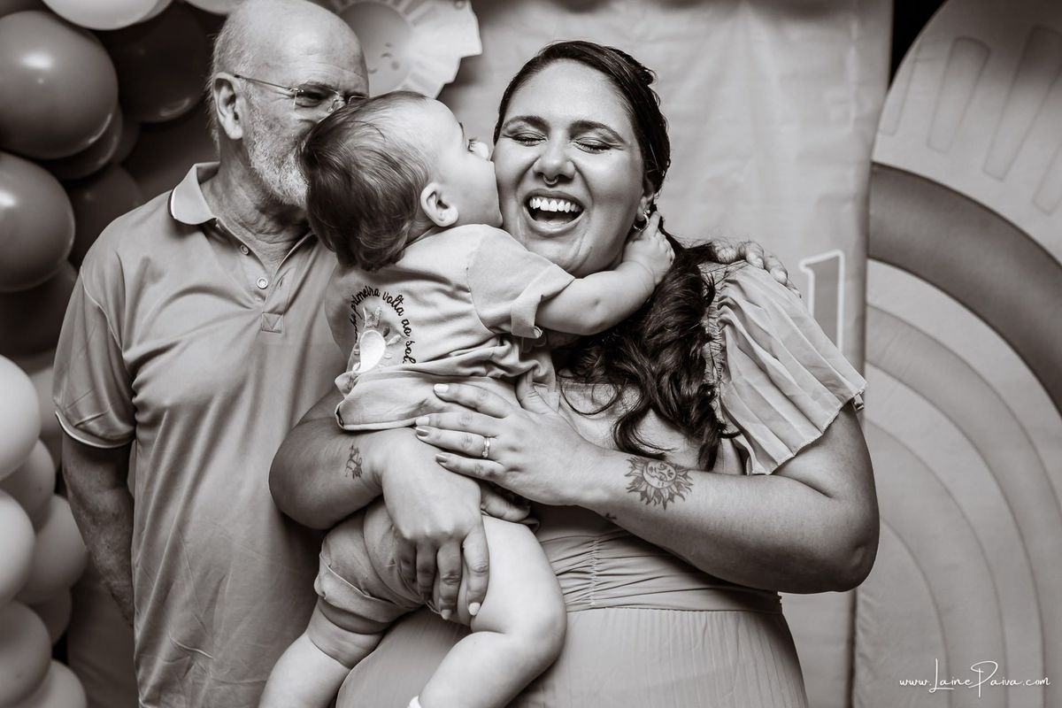 fotografia de Aniversario infantil, festa de 1 ano de Raul no Celebrar Receções em Parnamirim, com tema primeira volta ao sol, brincadeiras, piscina, piquinique diversão para as crianças e muito carinho de familiares e amigos.