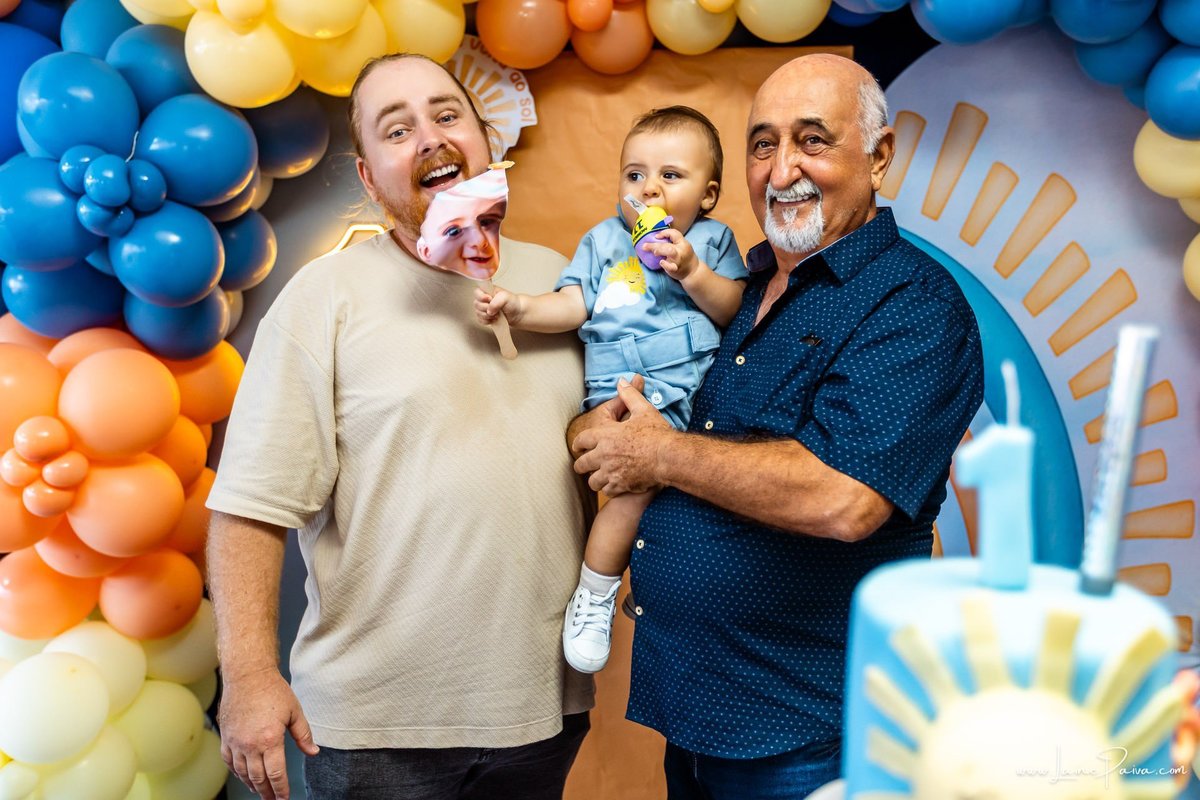 fotografia de Aniversario infantil, festa de 1 ano de Raul no Celebrar Receções em Parnamirim, com tema primeira volta ao sol, brincadeiras, piscina, piquinique diversão para as crianças e muito carinho de familiares e amigos.