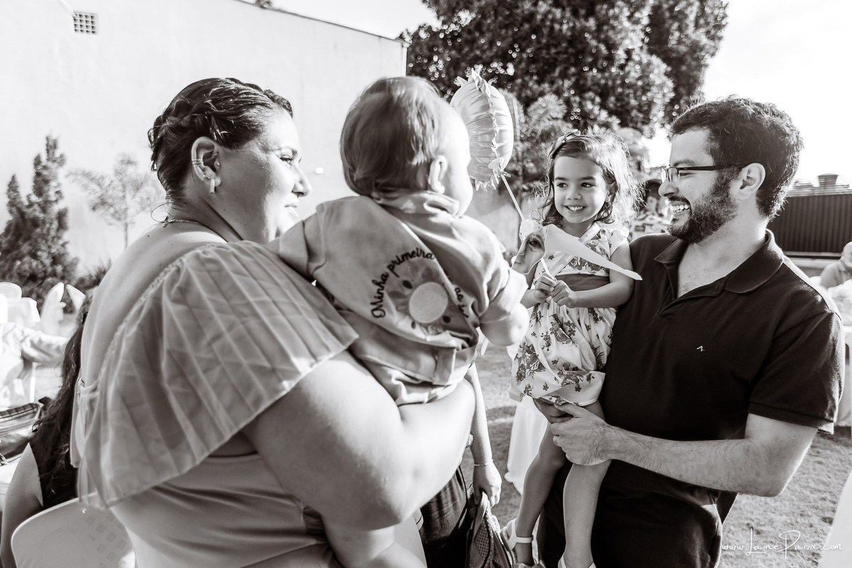 fotografia de Aniversario infantil, festa de 1 ano de Raul no Celebrar Receções em Parnamirim, com tema primeira volta ao sol, brincadeiras, piscina, piquinique diversão para as crianças e muito carinho de familiares e amigos.