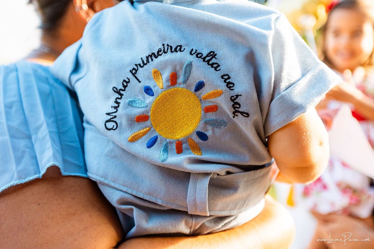 fotografia de Aniversario infantil, festa de 1 ano de Raul no Celebrar Receções em Parnamirim, com tema primeira volta ao sol, brincadeiras, piscina, piquinique diversão para as crianças e muito carinho de familiares e amigos.