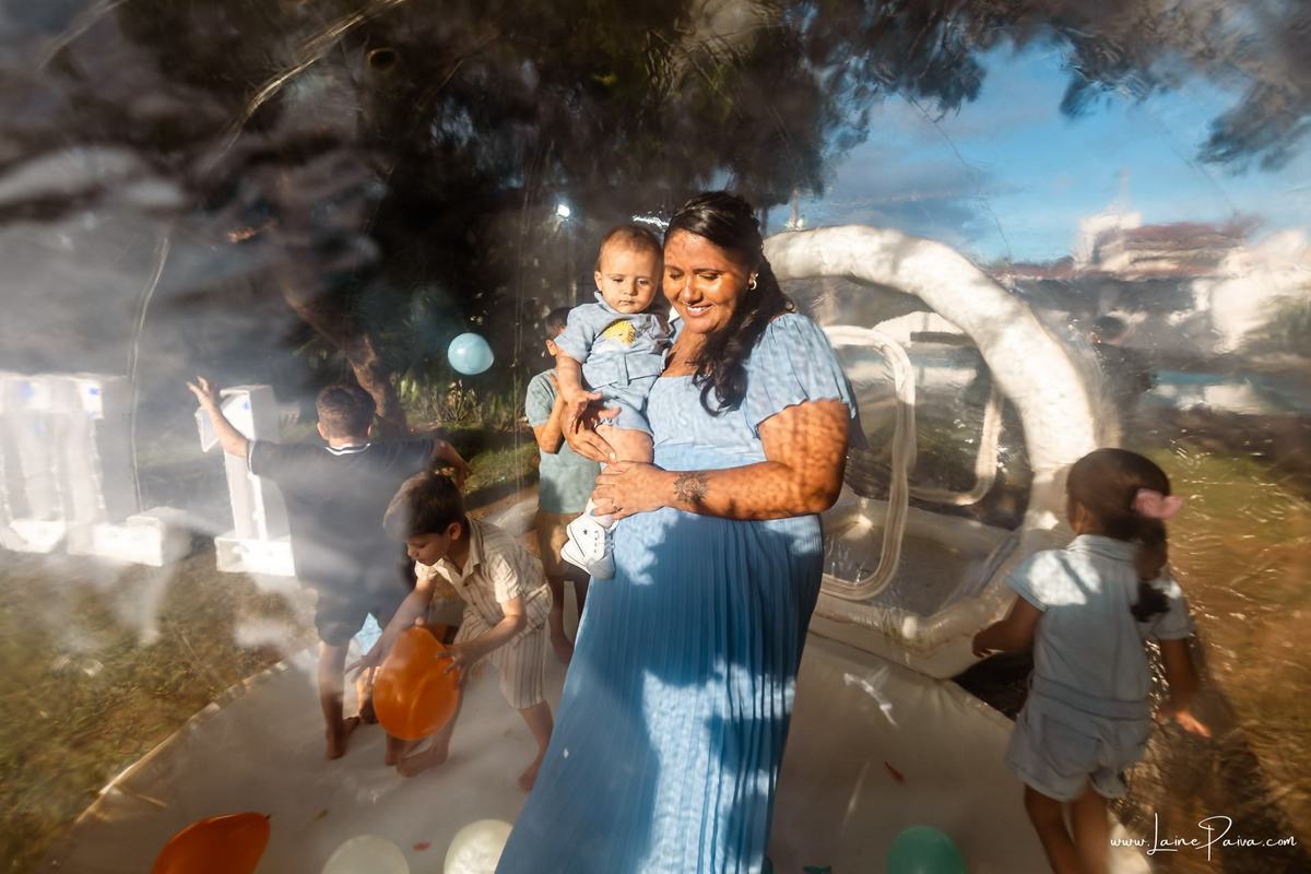 fotografia de Aniversario infantil, festa de 1 ano de Raul no Celebrar Receções em Parnamirim, com tema primeira volta ao sol, brincadeiras, piscina, piquinique diversão para as crianças e muito carinho de familiares e amigos.