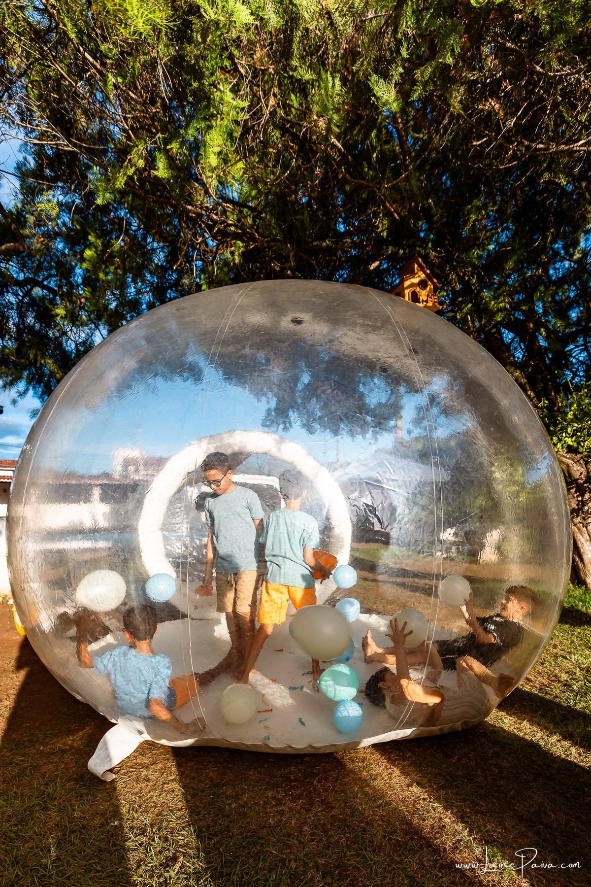 fotografia de Aniversario infantil, festa de 1 ano de Raul no Celebrar Receções em Parnamirim, com tema primeira volta ao sol, brincadeiras, piscina, piquinique diversão para as crianças e muito carinho de familiares e amigos.