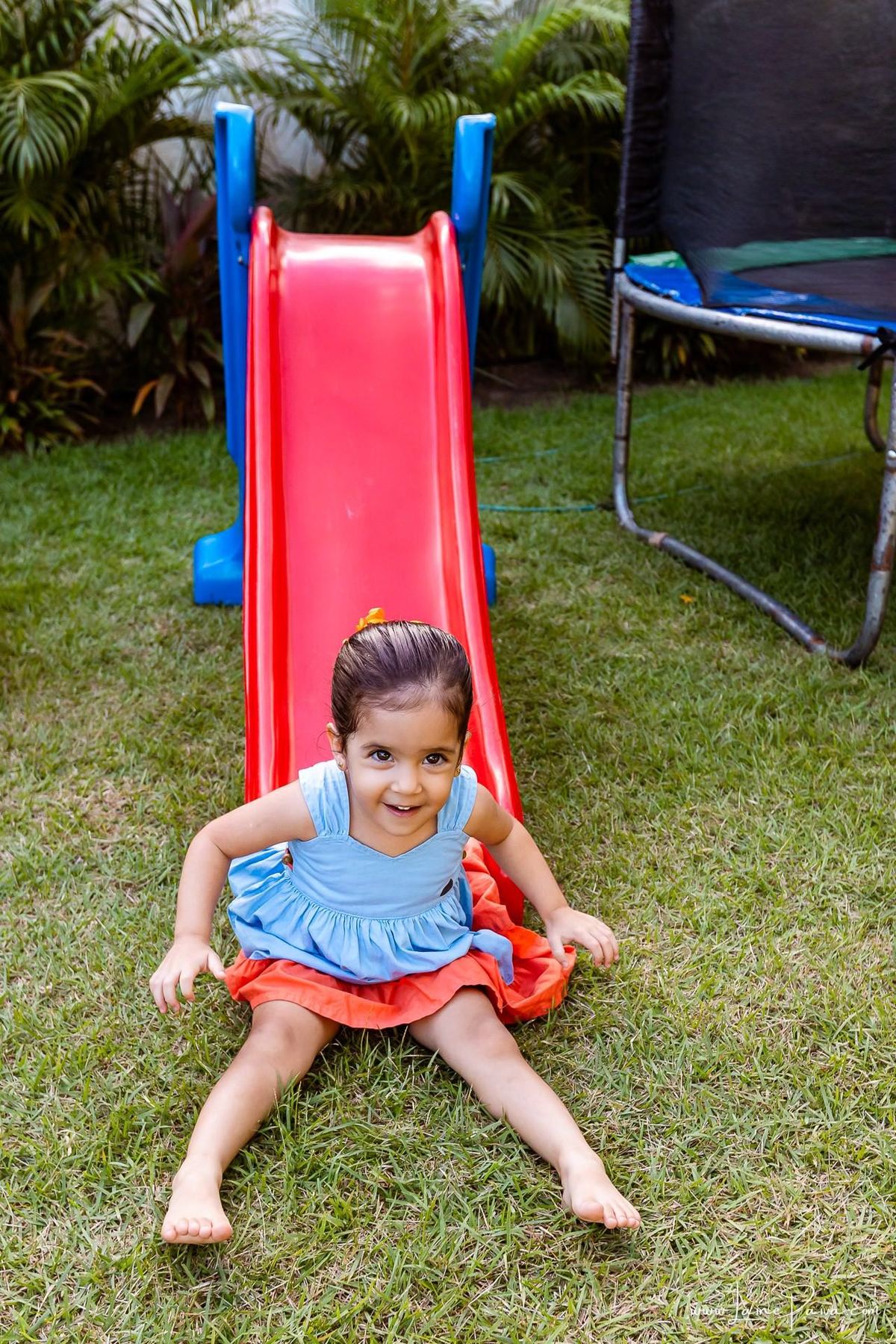 fotografia de Aniversario infantil, festa de 1 ano de Raul no Celebrar Receções em Parnamirim, com tema primeira volta ao sol, brincadeiras, piscina, piquinique diversão para as crianças e muito carinho de familiares e amigos.