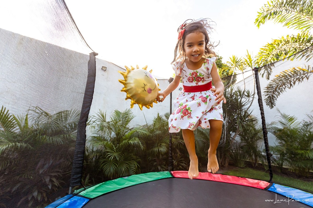 fotografia de Aniversario infantil, festa de 1 ano de Raul no Celebrar Receções em Parnamirim, com tema primeira volta ao sol, brincadeiras, piscina, piquinique diversão para as crianças e muito carinho de familiares e amigos.