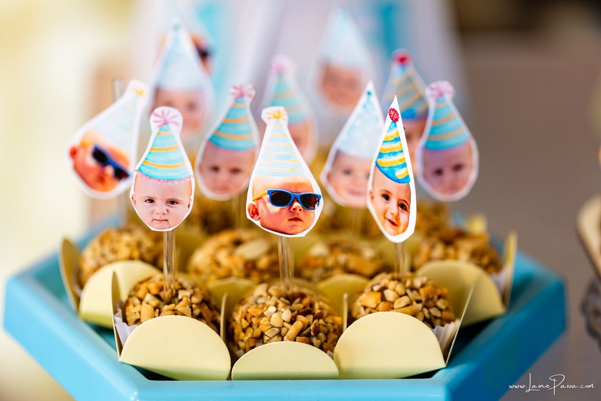 fotografia de Aniversario infantil, festa de 1 ano de Raul no Celebrar Receções em Parnamirim, com tema primeira volta ao sol, brincadeiras, piscina, piquinique diversão para as crianças e muito carinho de familiares e amigos.