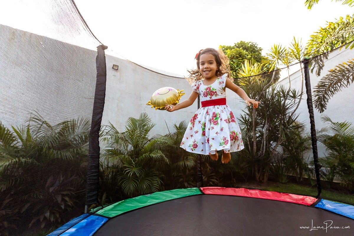 fotografia de Aniversario infantil, festa de 1 ano de Raul no Celebrar Receções em Parnamirim, com tema primeira volta ao sol, brincadeiras, piscina, piquinique diversão para as crianças e muito carinho de familiares e amigos.