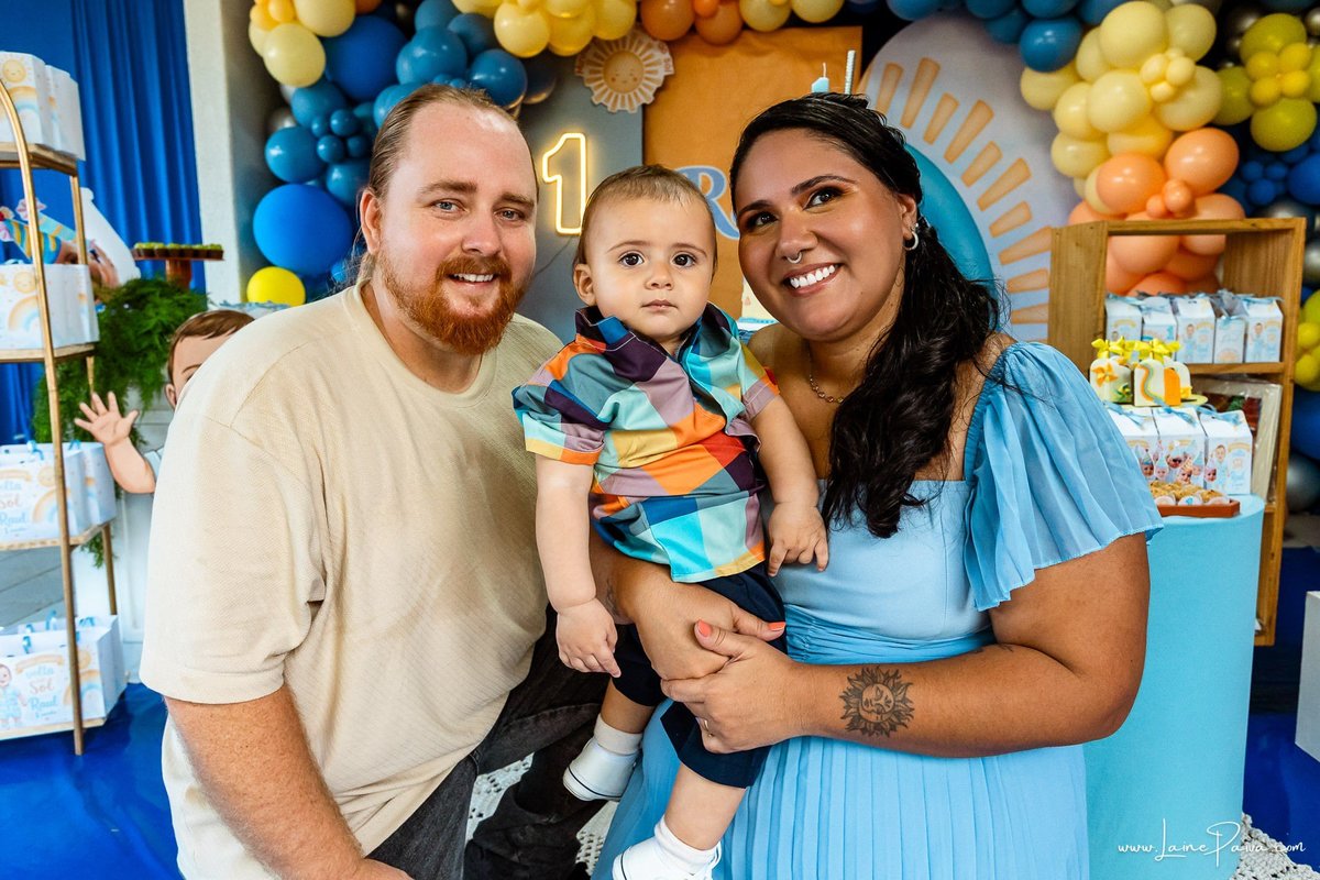fotografia de Aniversario infantil, festa de 1 ano de Raul no Celebrar Receções em Parnamirim, com tema primeira volta ao sol, brincadeiras, piscina, piquinique diversão para as crianças e muito carinho de familiares e amigos.