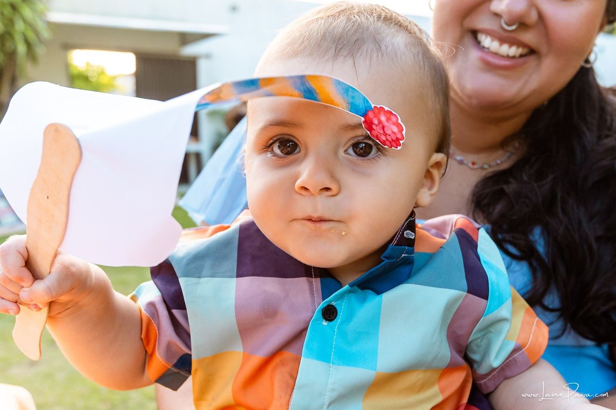 fotografia de Aniversario infantil, festa de 1 ano de Raul no Celebrar Receções em Parnamirim, com tema primeira volta ao sol, brincadeiras, piscina, piquinique diversão para as crianças e muito carinho de familiares e amigos.