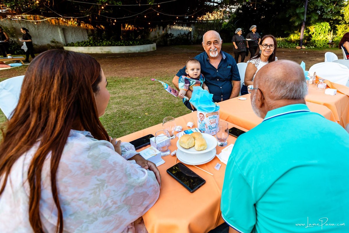 fotografia de Aniversario infantil, festa de 1 ano de Raul no Celebrar Receções em Parnamirim, com tema primeira volta ao sol, brincadeiras, piscina, piquinique diversão para as crianças e muito carinho de familiares e amigos.