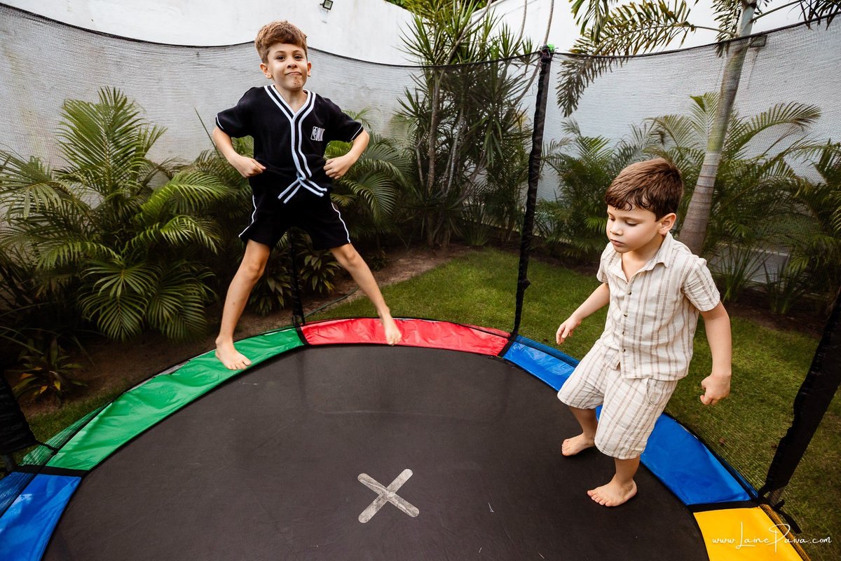 fotografia de Aniversario infantil, festa de 1 ano de Raul no Celebrar Receções em Parnamirim, com tema primeira volta ao sol, brincadeiras, piscina, piquinique diversão para as crianças e muito carinho de familiares e amigos.