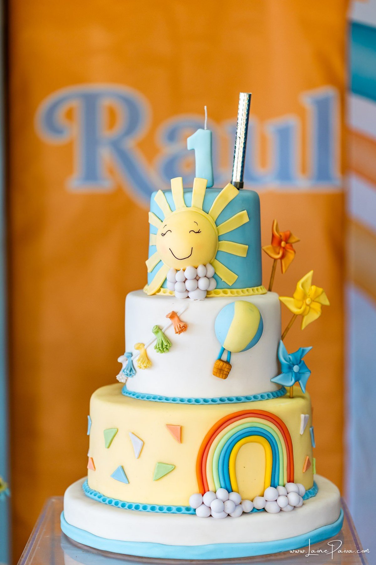 fotografia de Aniversario infantil, festa de 1 ano de Raul no Celebrar Receções em Parnamirim, com tema primeira volta ao sol, brincadeiras, piscina, piquinique diversão para as crianças e muito carinho de familiares e amigos.