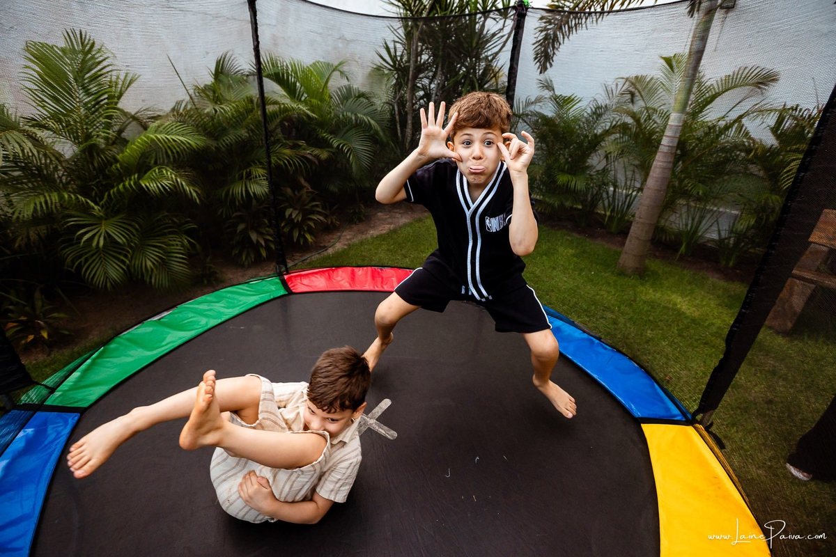 fotografia de Aniversario infantil, festa de 1 ano de Raul no Celebrar Receções em Parnamirim, com tema primeira volta ao sol, brincadeiras, piscina, piquinique diversão para as crianças e muito carinho de familiares e amigos.