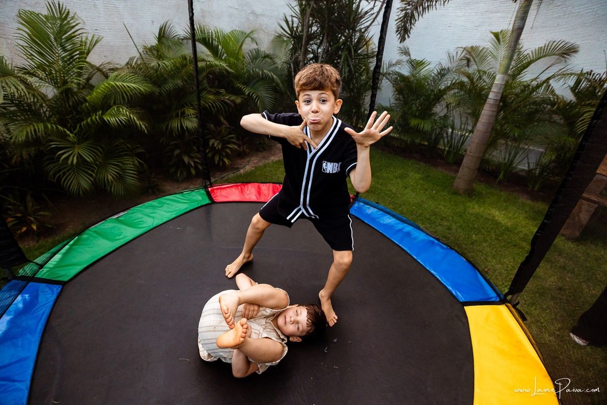 fotografia de Aniversario infantil, festa de 1 ano de Raul no Celebrar Receções em Parnamirim, com tema primeira volta ao sol, brincadeiras, piscina, piquinique diversão para as crianças e muito carinho de familiares e amigos.