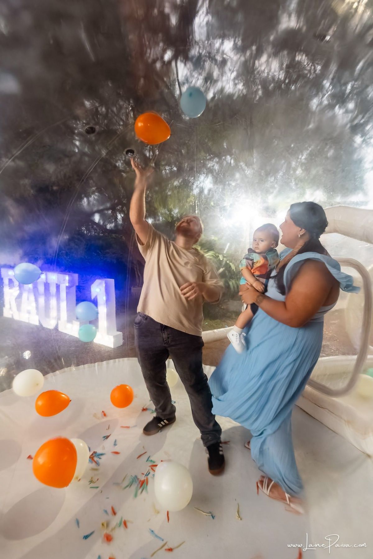 fotografia de Aniversario infantil, festa de 1 ano de Raul no Celebrar Receções em Parnamirim, com tema primeira volta ao sol, brincadeiras, piscina, piquinique diversão para as crianças e muito carinho de familiares e amigos.