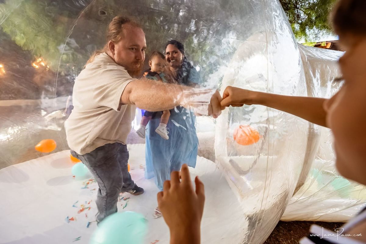 fotografia de Aniversario infantil, festa de 1 ano de Raul no Celebrar Receções em Parnamirim, com tema primeira volta ao sol, brincadeiras, piscina, piquinique diversão para as crianças e muito carinho de familiares e amigos.