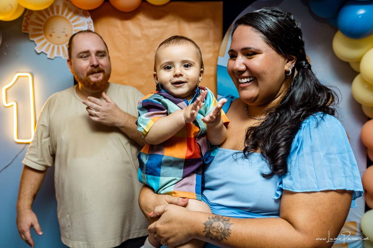 fotografia de Aniversario infantil, festa de 1 ano de Raul no Celebrar Receções em Parnamirim, com tema primeira volta ao sol, brincadeiras, piscina, piquinique diversão para as crianças e muito carinho de familiares e amigos.