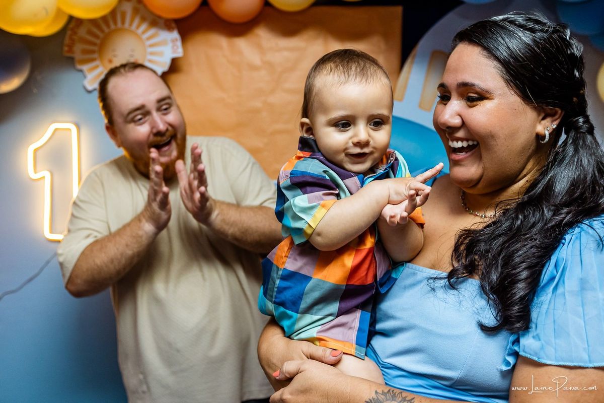 fotografia de Aniversario infantil, festa de 1 ano de Raul no Celebrar Receções em Parnamirim, com tema primeira volta ao sol, brincadeiras, piscina, piquinique diversão para as crianças e muito carinho de familiares e amigos.