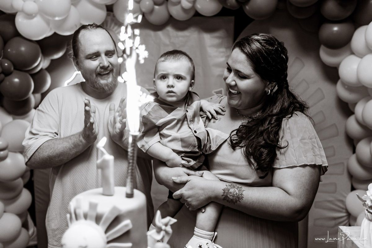 fotografia de Aniversario infantil, festa de 1 ano de Raul no Celebrar Receções em Parnamirim, com tema primeira volta ao sol, brincadeiras, piscina, piquinique diversão para as crianças e muito carinho de familiares e amigos.
