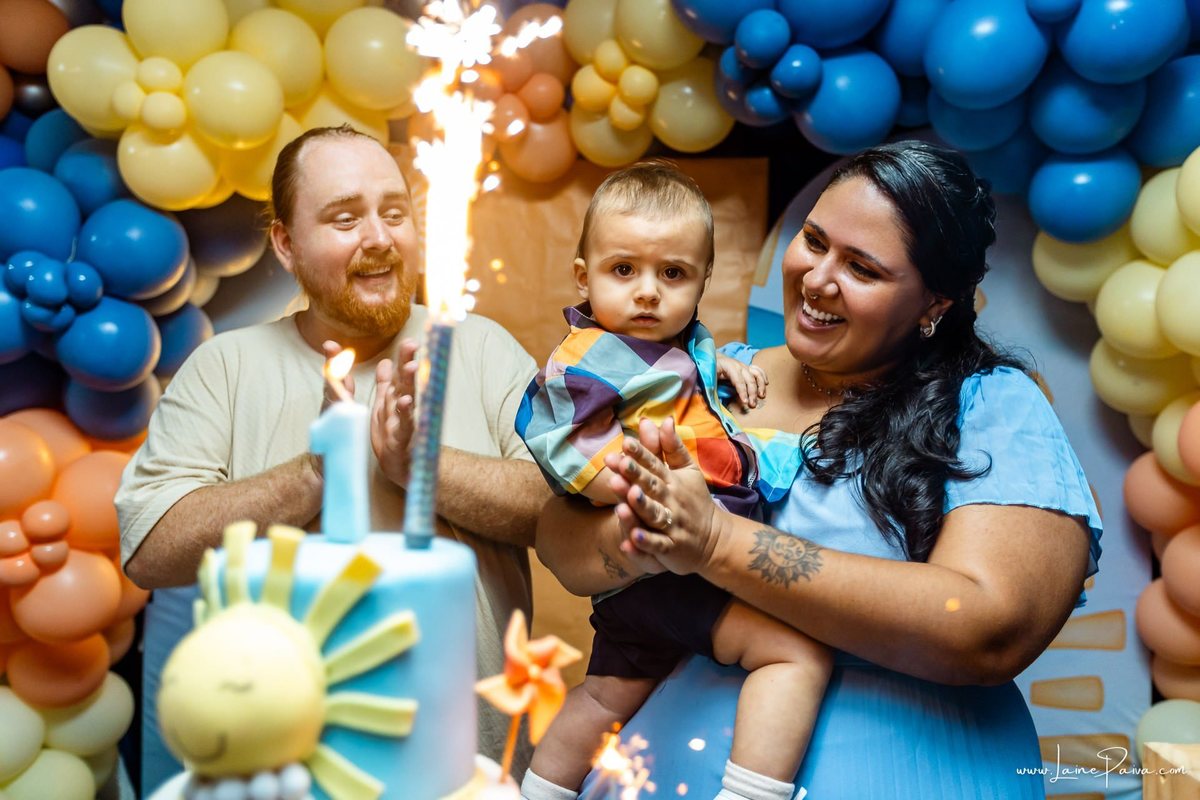 fotografia de Aniversario infantil, festa de 1 ano de Raul no Celebrar Receções em Parnamirim, com tema primeira volta ao sol, brincadeiras, piscina, piquinique diversão para as crianças e muito carinho de familiares e amigos.