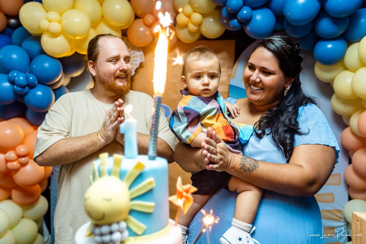 fotografia de Aniversario infantil, festa de 1 ano de Raul no Celebrar Receções em Parnamirim, com tema primeira volta ao sol, brincadeiras, piscina, piquinique diversão para as crianças e muito carinho de familiares e amigos.