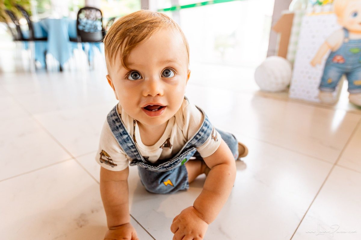 fotografia de Aniversario infantil, festa de 1 ano de Matias no Condomínio Green Club em Parnamirim, com tema minhas aventuras, brincadeiras, música com Tio Fernando, diversão para as crianças e muito carinho de familiares e amigos.