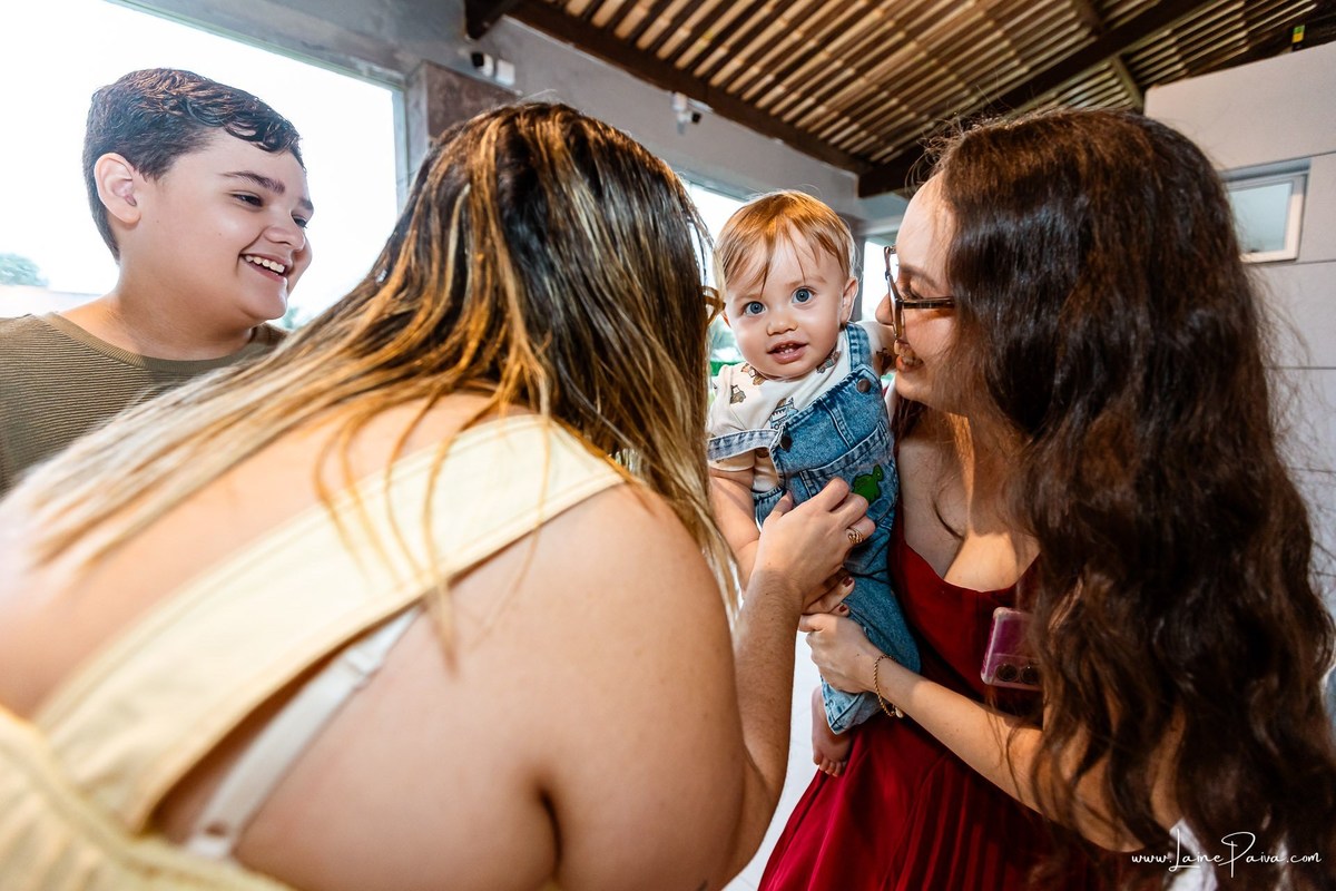fotografia de Aniversario infantil, festa de 1 ano de Matias no Condomínio Green Club em Parnamirim, com tema minhas aventuras, brincadeiras, música com Tio Fernando, diversão para as crianças e muito carinho de familiares e amigos.