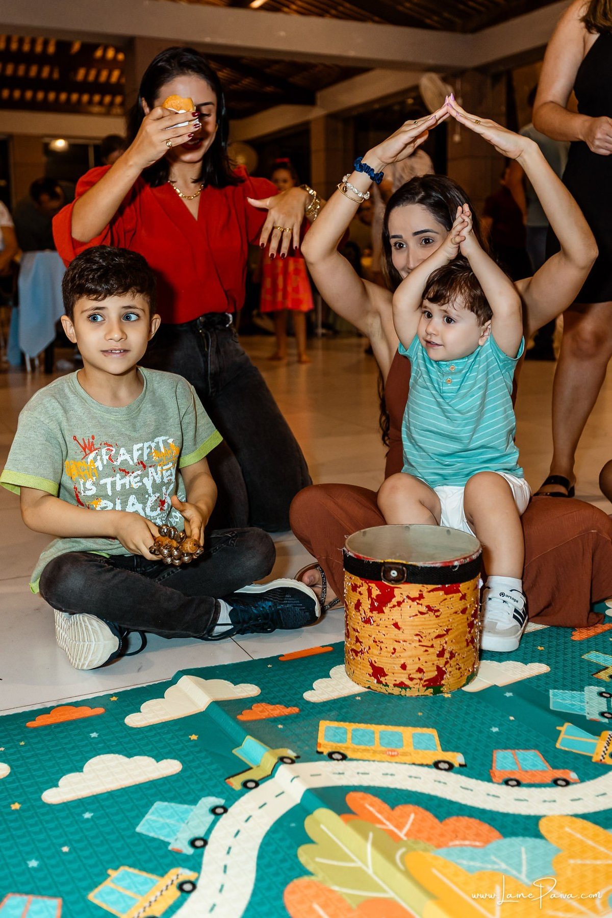 fotografia de Aniversario infantil, festa de 1 ano de Matias no Condomínio Green Club em Parnamirim, com tema minhas aventuras, brincadeiras, música com Tio Fernando, diversão para as crianças e muito carinho de familiares e amigos.