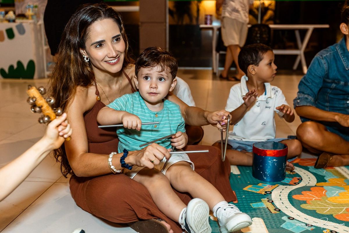 fotografia de Aniversario infantil, festa de 1 ano de Matias no Condomínio Green Club em Parnamirim, com tema minhas aventuras, brincadeiras, música com Tio Fernando, diversão para as crianças e muito carinho de familiares e amigos.