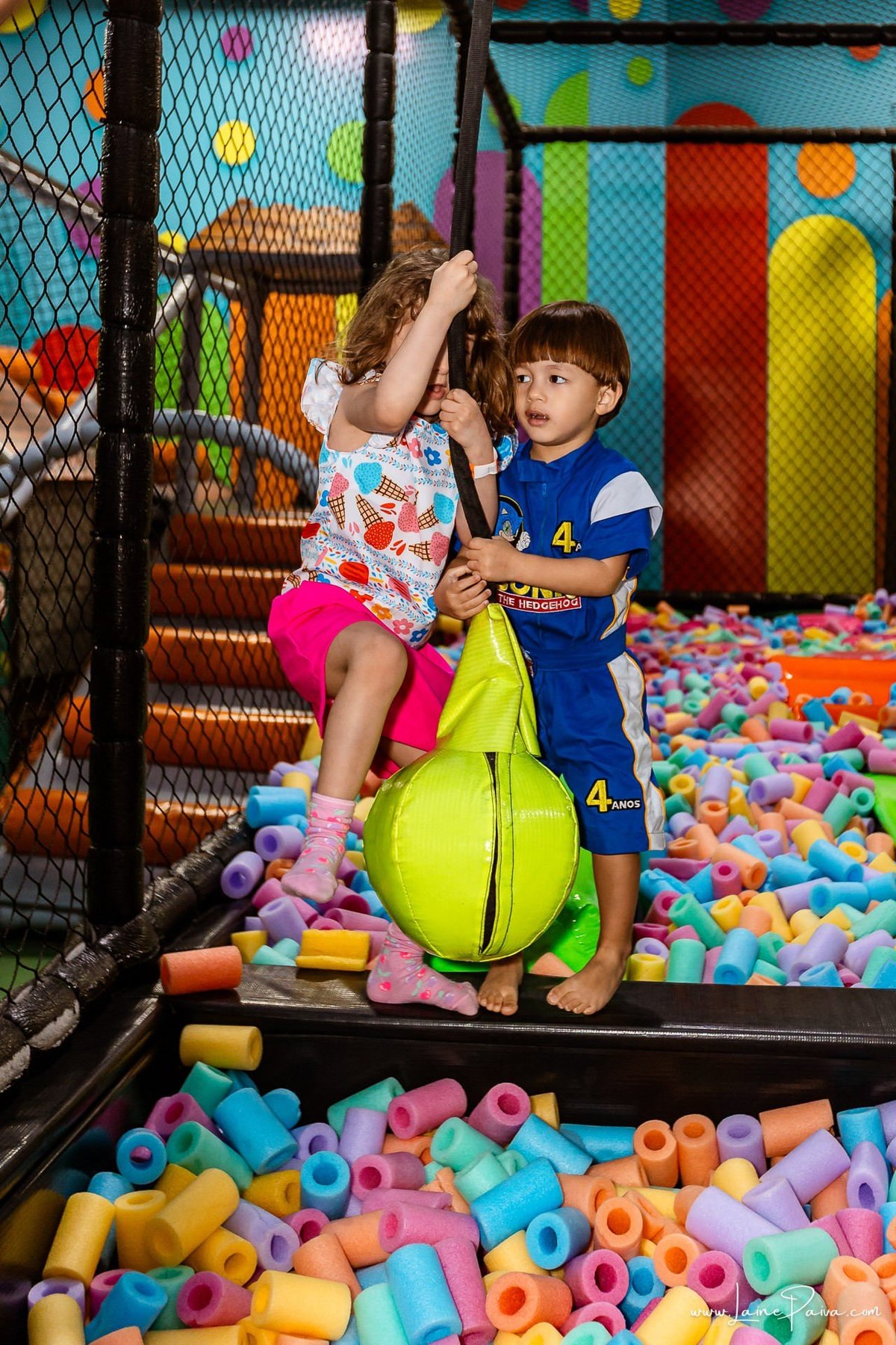 fotografia de Aniversario infantil, festa de 4 anos de Bernardo no Viva Park de Ponta Negra em Natal, com tema Sonic, brincadeiras, piscina de bolinhas, cama elásticas, diversão para as crianças e muito carinho de familiares e amigos, fotografo infantil