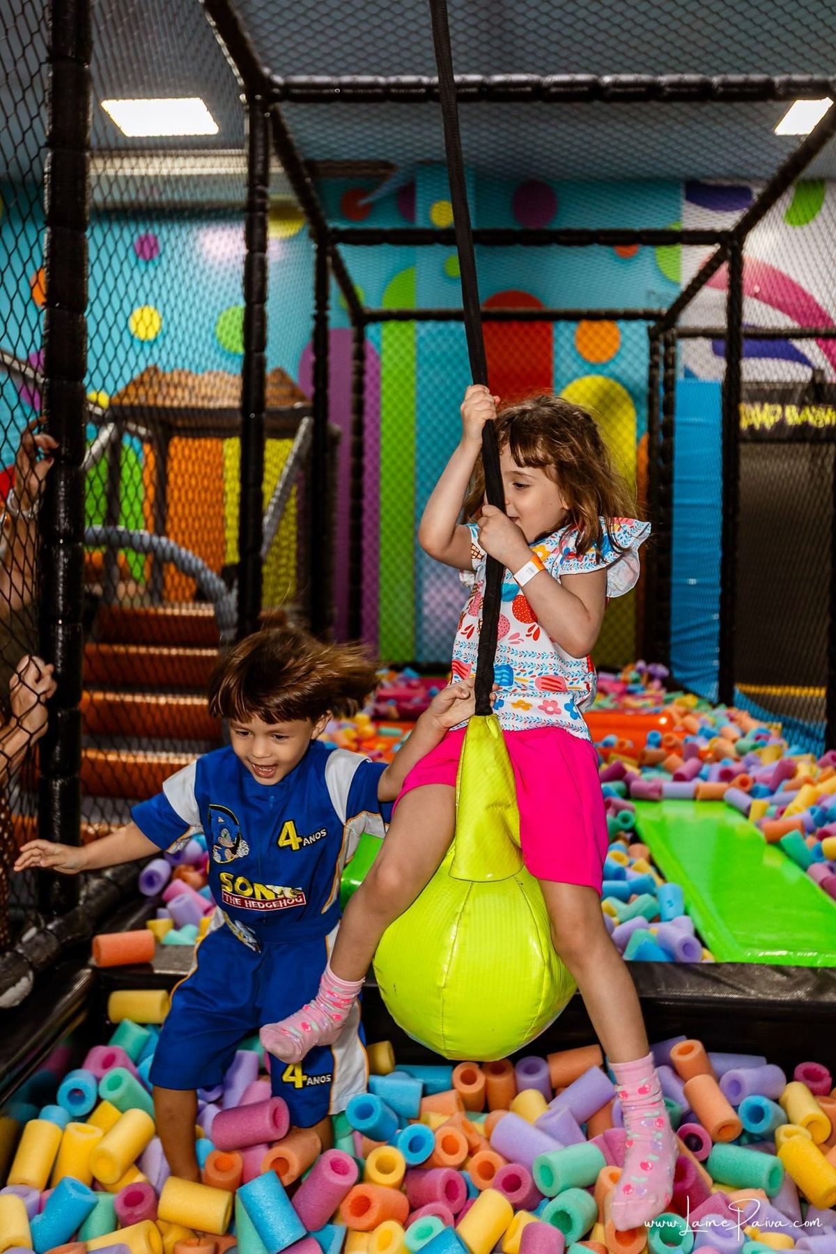 fotografia de Aniversario infantil, festa de 4 anos de Bernardo no Viva Park de Ponta Negra em Natal, com tema Sonic, brincadeiras, piscina de bolinhas, cama elásticas, diversão para as crianças e muito carinho de familiares e amigos, fotografo infantil