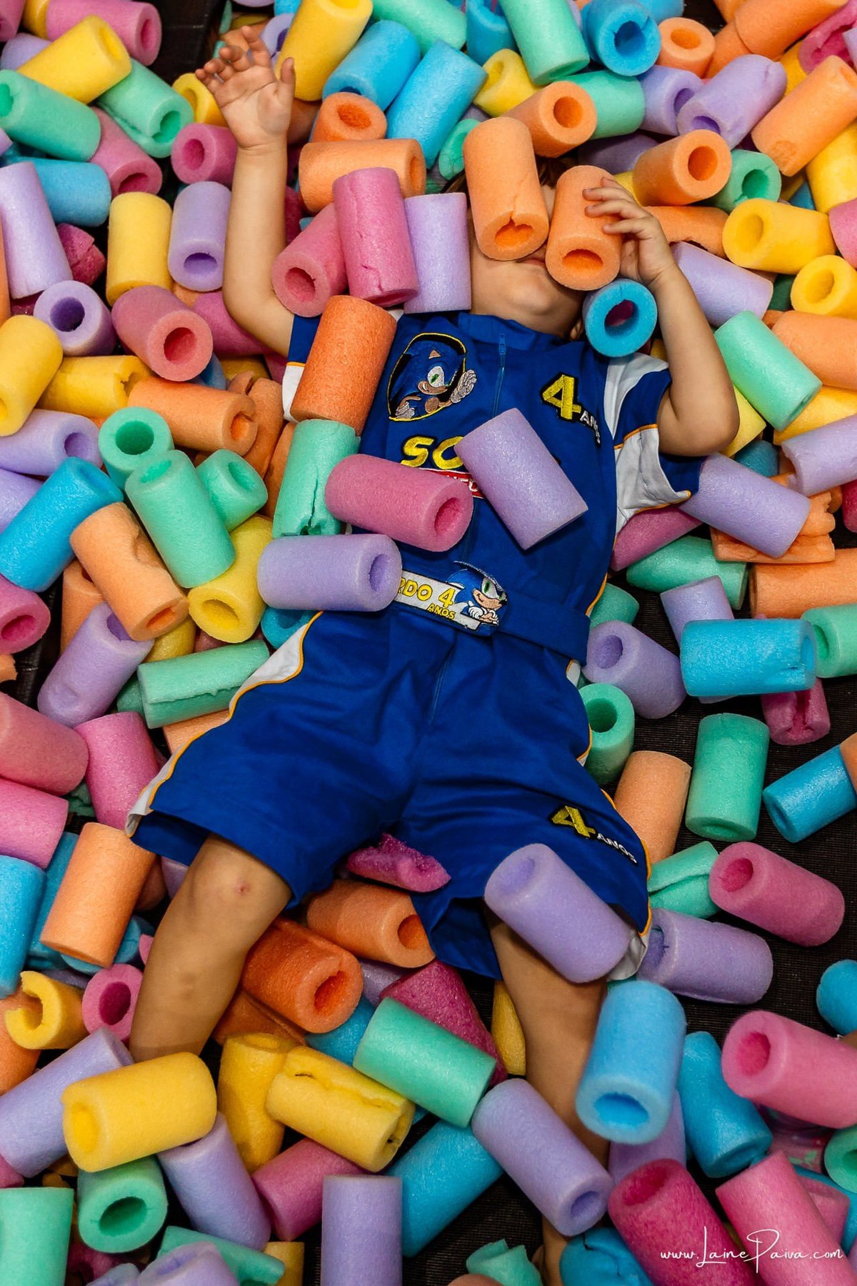 fotografia de Aniversario infantil, festa de 4 anos de Bernardo no Viva Park de Ponta Negra em Natal, com tema Sonic, brincadeiras, piscina de bolinhas, cama elásticas, diversão para as crianças e muito carinho de familiares e amigos, fotografo infantil
